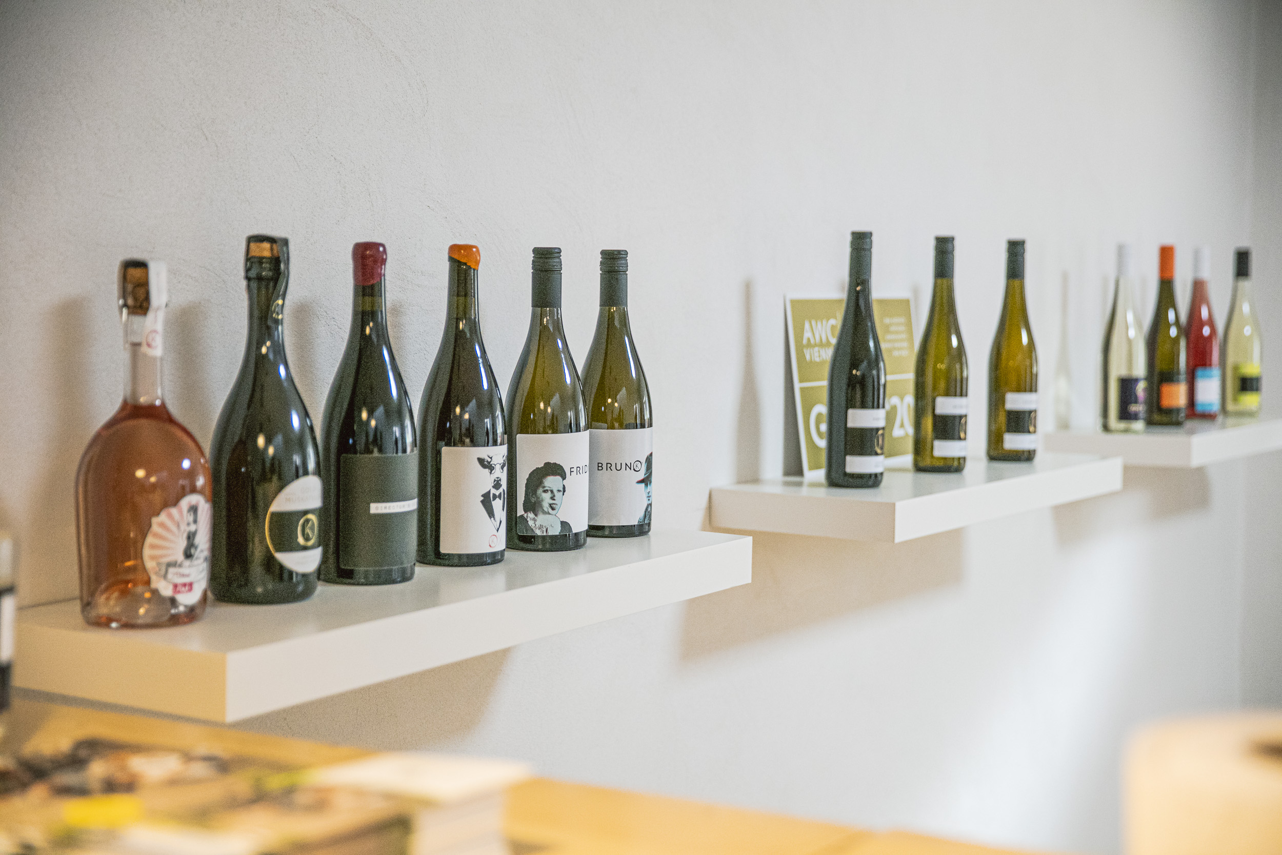 Weingut Florian Kuhn Indoor Flaschen 